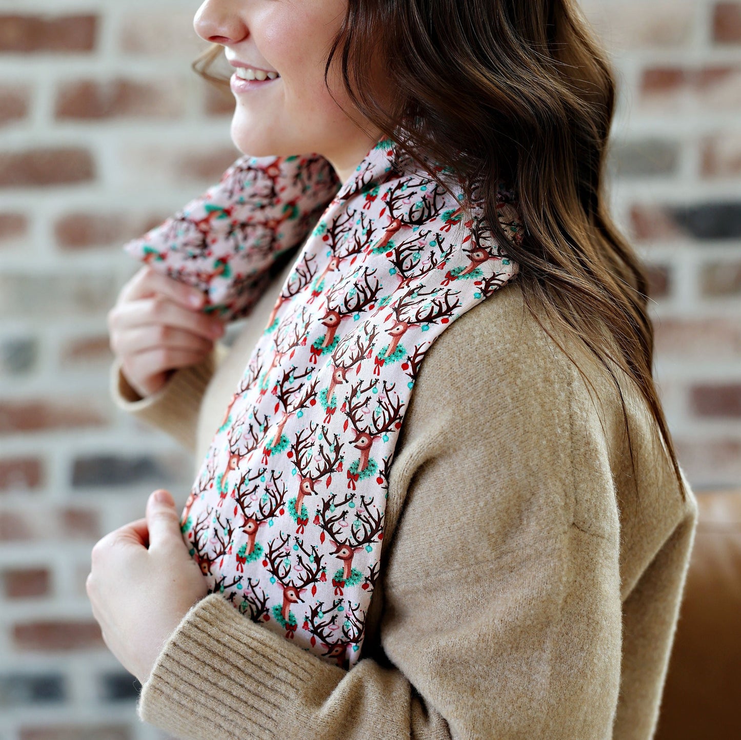 Heating pad for neck with reindeer