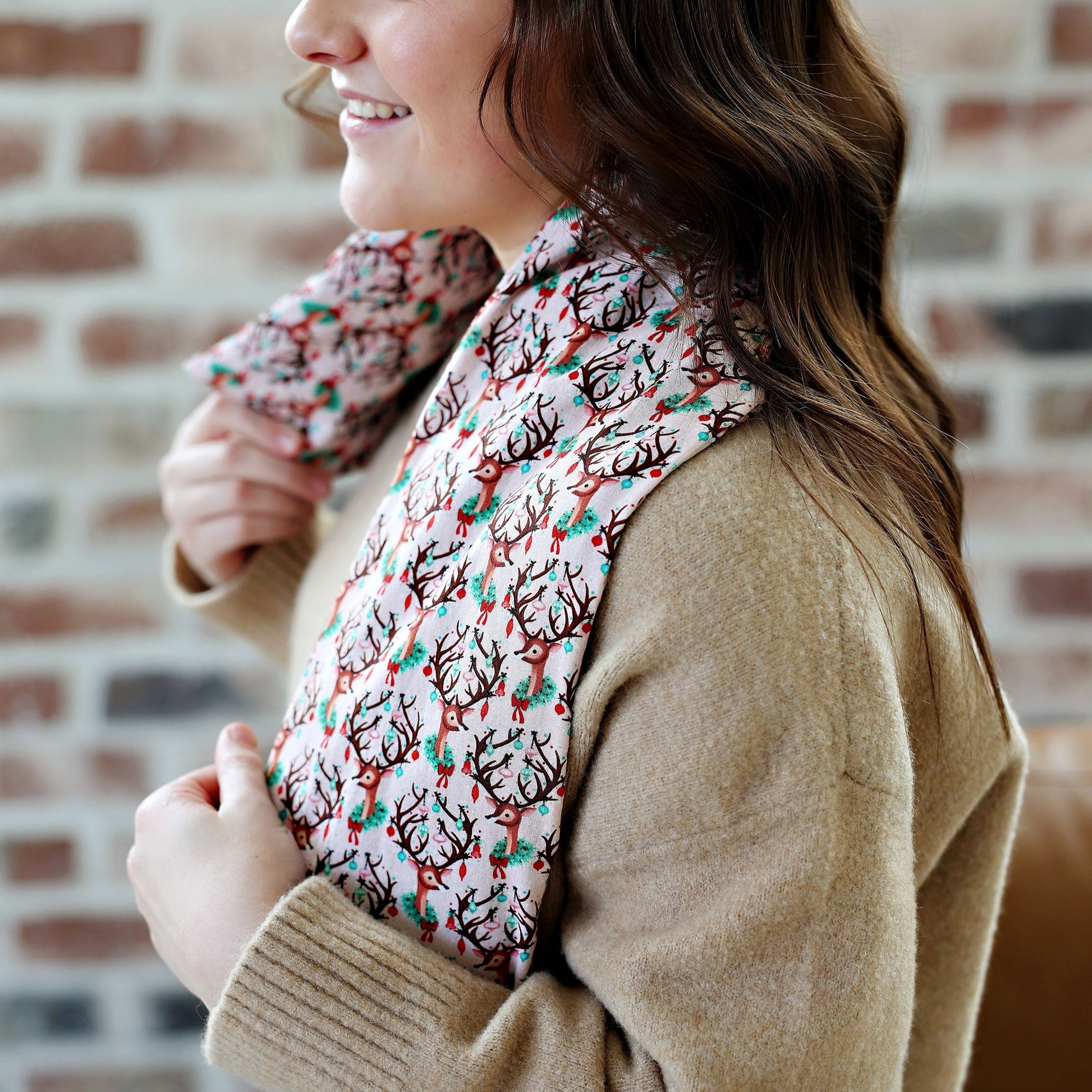 Heating pad for neck with reindeer